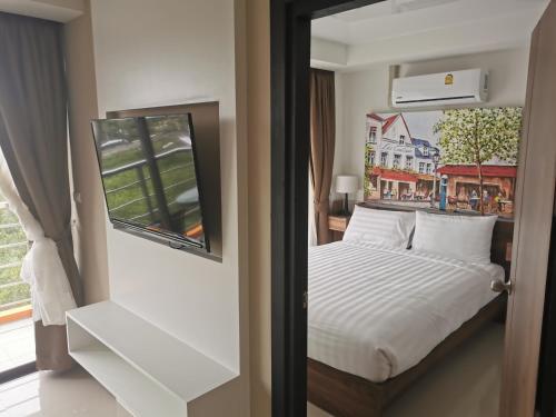 迈考海滩APARTMENTS MBC的卧室配有白色的床和窗户。