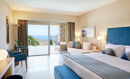 阿基欧斯尼古拉斯Daios Cove的酒店客房设有一张大床和一张沙发。