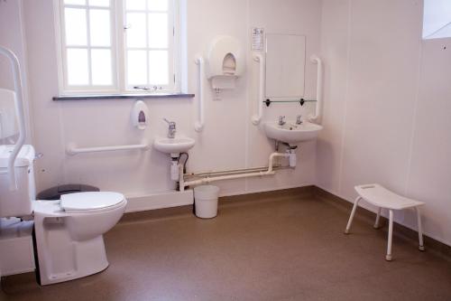 博斯卡斯尔博斯卡斯尔国际青年旅舍的一间带卫生间和水槽的浴室
