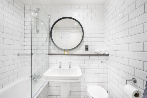 格伦科阿可仑巴拉楚利什酒店的白色的浴室设有水槽和镜子