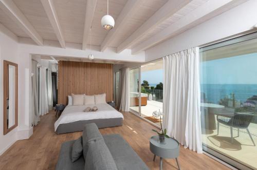 陶尔米纳Iancu Charme Apartments的一间卧室设有一张床和一个大窗户