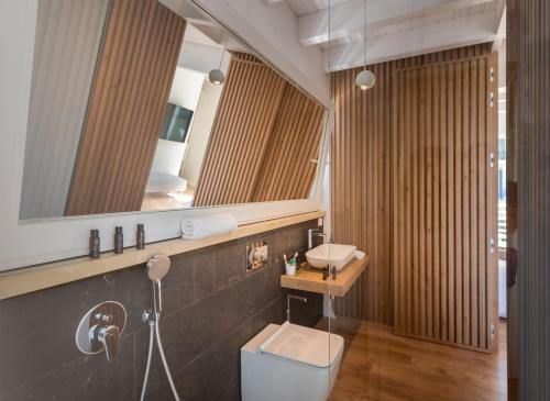陶尔米纳Iancu Charme Apartments的一间带水槽和镜子的浴室