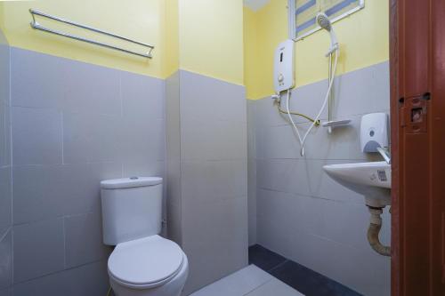 班吉Super OYO 90009 Bangi Sri Minang Guesthouse的一间带卫生间和水槽的浴室