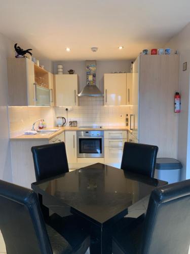 都柏林Boden Heath的厨房配有黑色的桌子和椅子