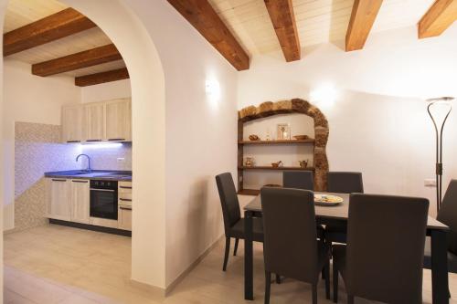 奥维多La Cava dei Sogni的厨房以及带桌椅的用餐室。