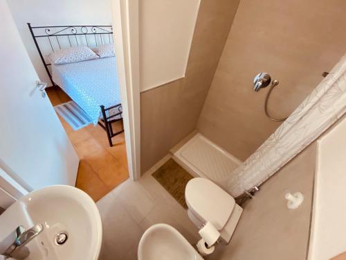 萨韦纳河畔圣拉扎罗B&B Villino Margherita的一间带水槽和卫生间的小浴室