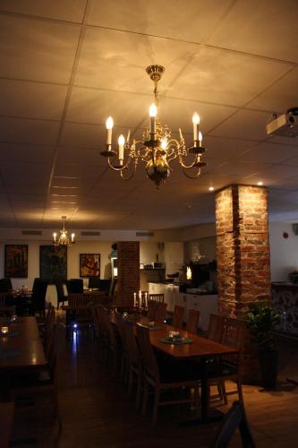 格兰纳格拉纳花园酒店的一间带桌椅和吊灯的用餐室