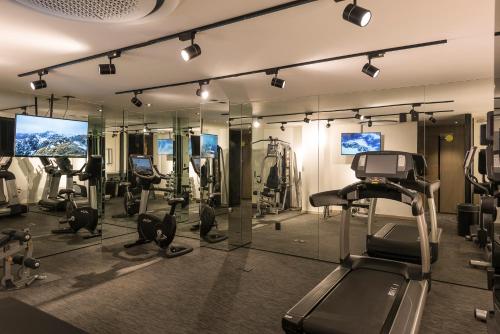 墨西哥城ParkLife Masaryk的健身房设有数台跑步机和镜子