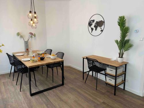 沃尔堡HaagsHuisje- eigen appartement, dichtbij alles, stijlvol的一间带桌椅的用餐室
