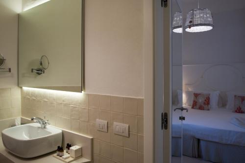 萨维勒特里La Peschiera的一间带水槽和镜子的浴室以及一张床