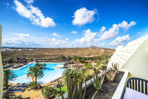 科斯塔特吉塞贝特丽斯科斯塔Spa酒店的从度假村的阳台上可欣赏到游泳池的景色