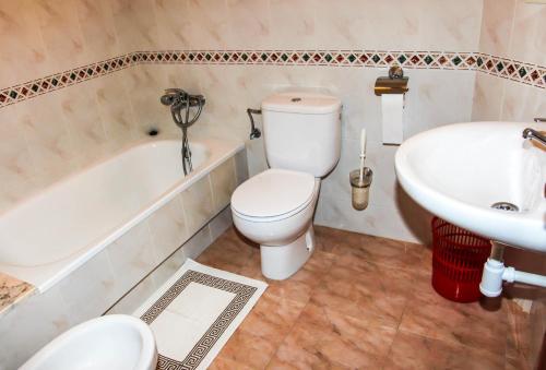 梅利德Los Dos Alemanes的浴室配有卫生间、盥洗盆和浴缸。