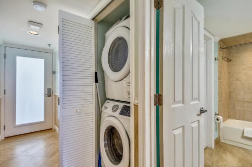 塔维涅Oceanside Retreat的洗衣房配有洗衣机和烘干机