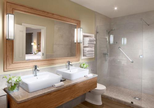 戈尔韦加尔蒙Spa酒店的一间带两个盥洗盆和淋浴的浴室