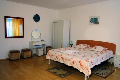 波尔塔瓦基辅酒店的一间卧室配有一张床和镜子