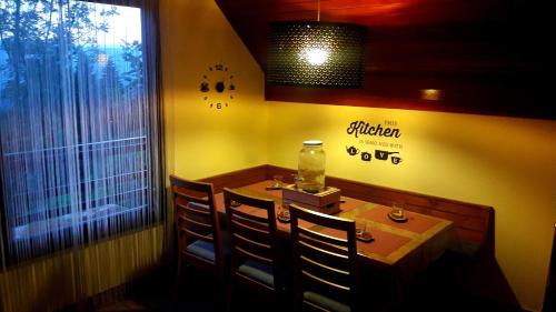 特尔日奇Alpinejka House的小型用餐室配有桌椅