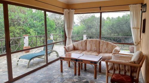 Kwezi Cottage at The Great Rift Valley Lodge & Golf Resort Naivasha的休息区