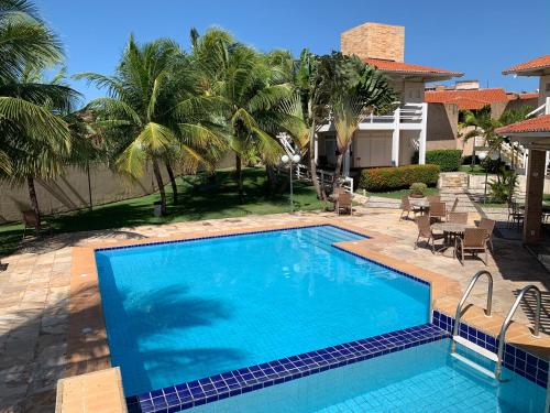 阿奎拉兹Pousada Tropical Ilhas的棕榈树庭院里的一个大型游泳池