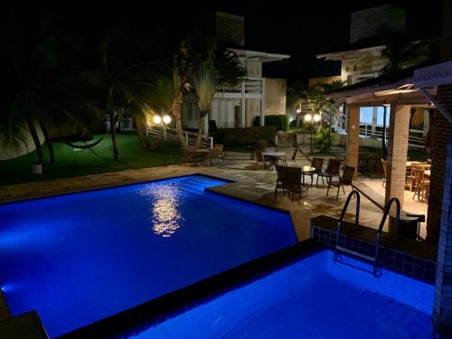 阿奎拉兹Pousada Tropical Ilhas的一座带庭院的大型蓝色游泳池
