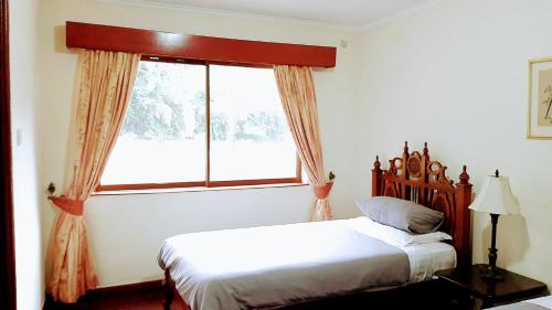 Kwezi Cottage at The Great Rift Valley Lodge & Golf Resort Naivasha客房内的一张或多张床位
