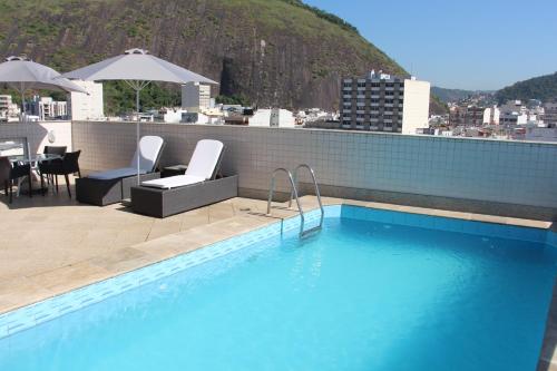 里约热内卢Riale Vilamar Copacabana的建筑物屋顶上的游泳池