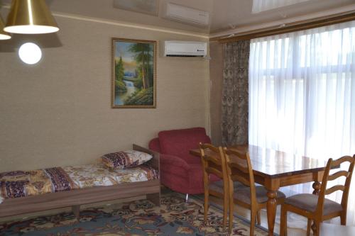卡拉甘达Гостиница Альянс的配有床、桌子和椅子的房间