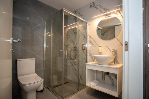 拉纳卡拉尔科酒店 的带淋浴、卫生间和盥洗盆的浴室