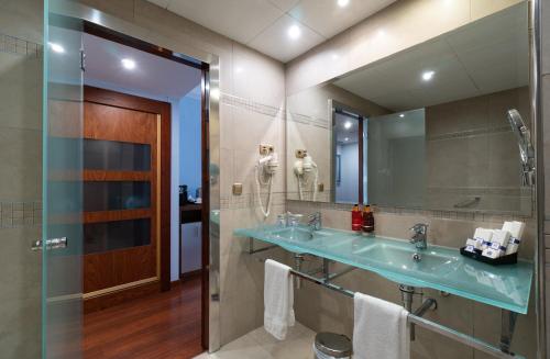 马拉加MS马拉加马斯特兰扎酒店的一间带水槽和镜子的浴室