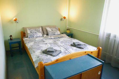瓦尔米耶拉Apartment City Heart的一间小卧室,配有一张带蓝色桌子的床