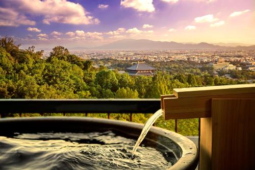 奈良ANDO HOTEL NARA Wakakusayama -DLIGHT LIFE & HOTELS-的浴缸里装有水
