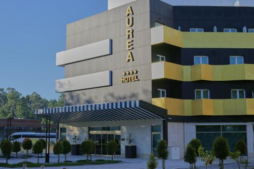 法蒂玛Aurea Fatima Hotel Congress & Spa的前面有标志的建筑