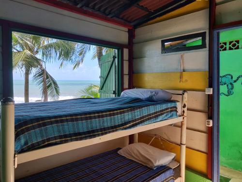 皮帕Hostel Casa de Jack的海滩景客房的一张床位