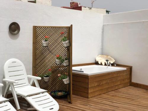 拉克鲁斯Punta Brava Relax的浴缸上方有一只猫