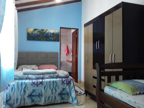 伊塔尼亚恩Hostel do Enzo的一间卧室配有两张床和镜子