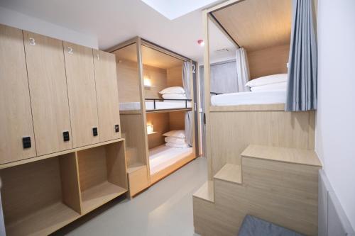 杭州杭州武林国际城市营地的小房间设有木柜和一张床