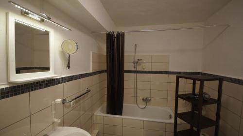 吕贝克奥贝查弗酒店的浴室配有卫生间、浴缸和水槽。