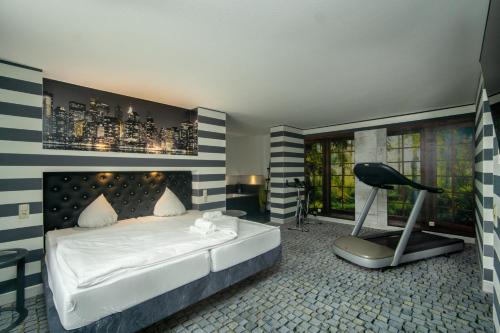贝恩堡SL'otel im Parforcehaus的一间卧室配有一张床和一把椅子