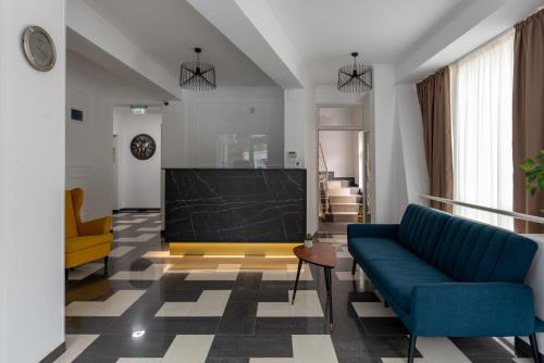 克卢日-纳波卡Hotel PASO的客厅配有蓝色的沙发和电视