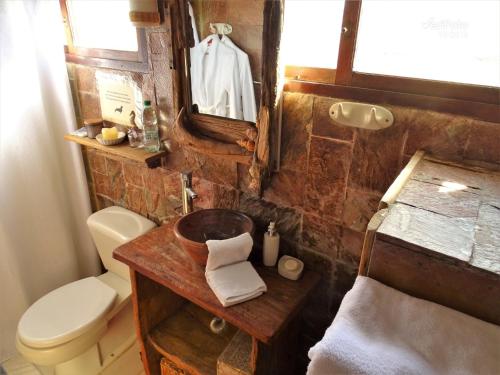 凯博波洛尼奥La Perla del Cabo的一间带卫生间和水槽的小浴室
