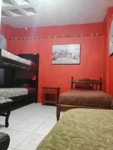 基多艾斯克旗基多旅馆的一间带红色墙壁和两张双层床的卧室