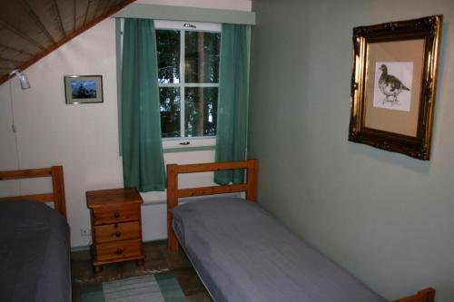 荒野中心鲑鱼湖酒店客房内的一张或多张床位