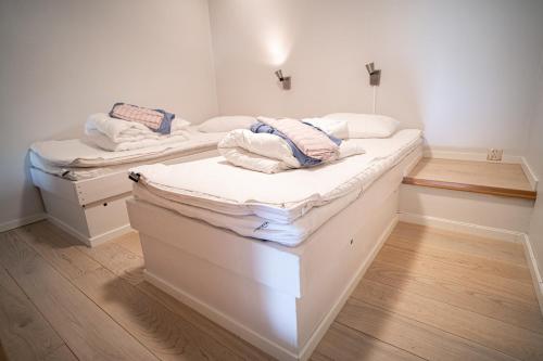 FilefjellMaristova apartment 109的铺有木地板的客房内配有2张白色的床