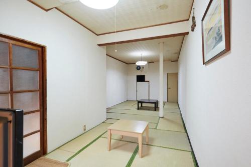 壹岐市Iruka House 1 - Vacation STAY 9266的一间空房间,配有桌子和椅子