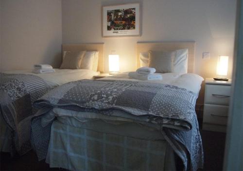 海斯廷斯The Jenny Lind的酒店客房,配有两张带毛巾的床