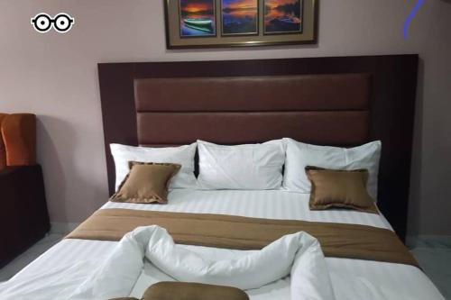 奥韦里ULOM 1condos apartment的卧室配有一张带白色床单和枕头的大床。