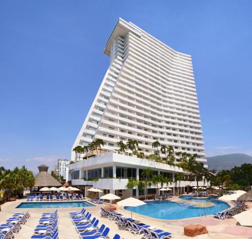 阿卡普尔科HS HOTSSON Hotel Acapulco的一座带游泳池和椅子的酒店和一座建筑