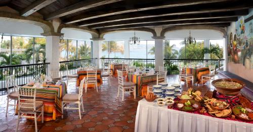 HS HOTSSON Hotel Acapulco餐厅或其他用餐的地方