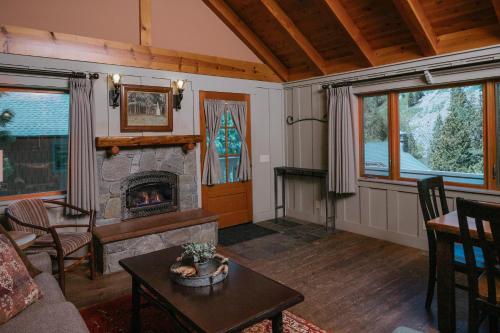 马姆莫斯湖塔马拉克旅舍的客厅设有壁炉和桌子