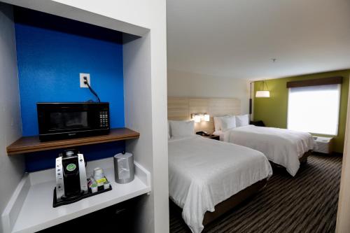 希尔斯伯勒Holiday Inn Express Hillsboro I-35, an IHG Hotel的酒店客房设有两张床和一台平面电视。