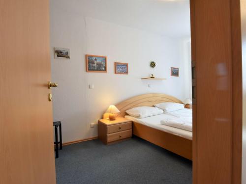 奥斯特巴德里克Lovely Apartment in Rerik near Baltic Sea Beach的一间卧室,配有一张床和床头灯